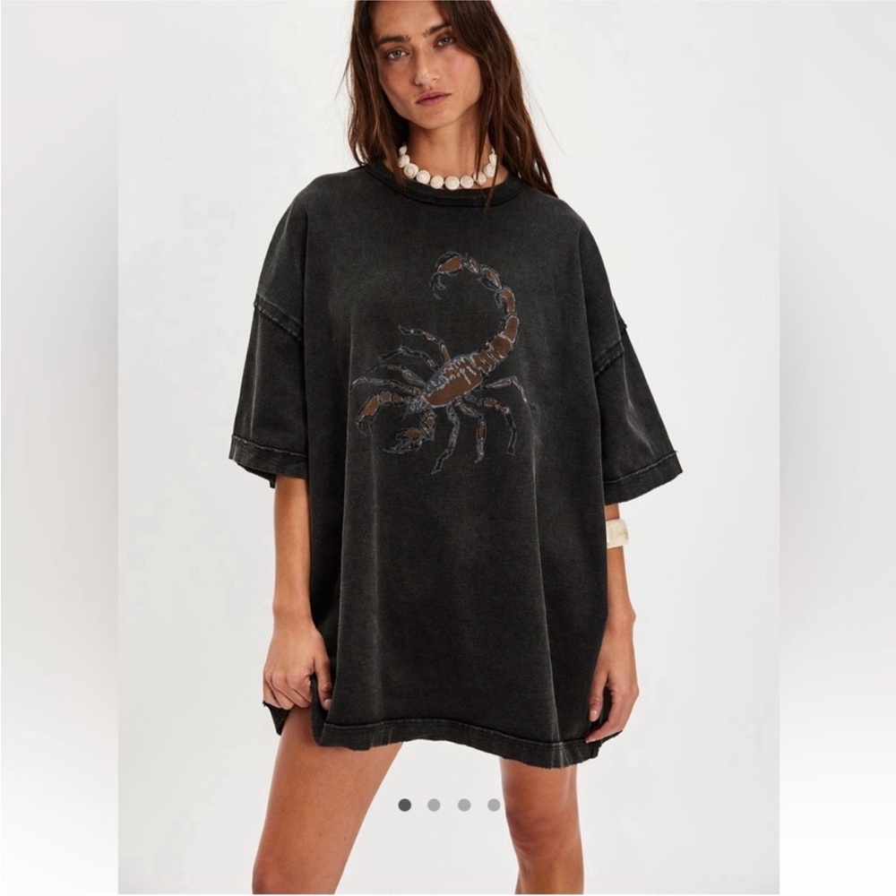 Free People We the Free Farm Foes Tee~Scorpion Size M